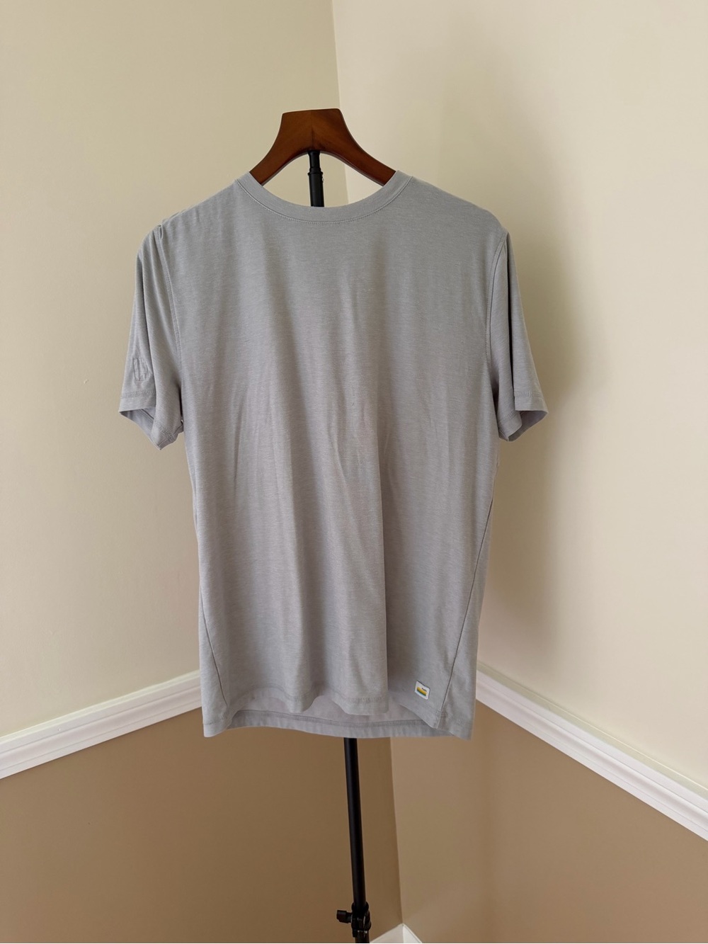 Men's Classic Crew Neck T-Shirt - Light Gray Good used Condition Vuori